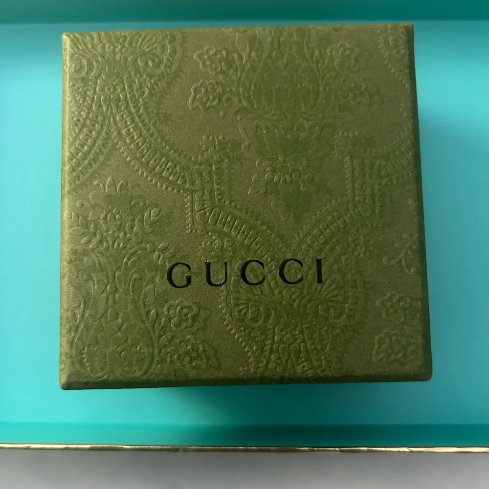 Gucci Resin & Enamel Crest Pendant Necklace - full inclusion - Picture 5 of 6